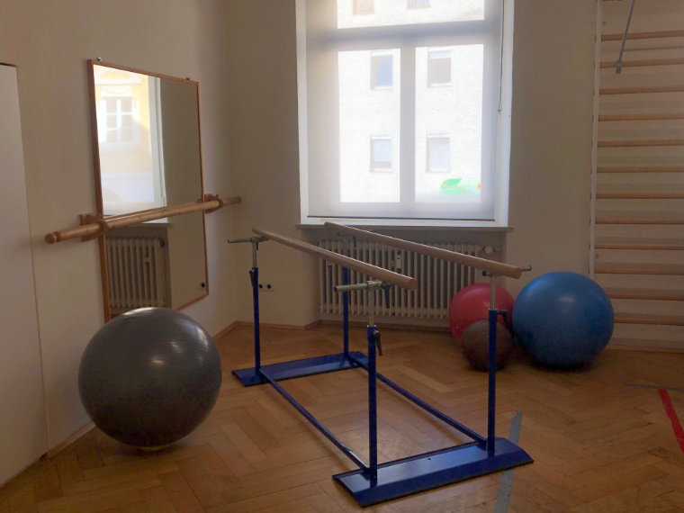 Gymnastikbälle und Übungsgerät in der Ergotherapiepraxis von Bettina Lehner